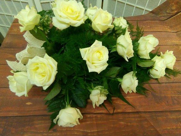 Kukkakauppa Kultapiisku - Hautajaiskukat - Kukkalaite valkoinen ruusu